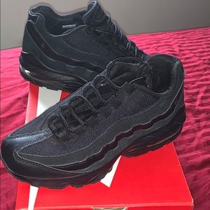 Black Nike Air Max boys 5.5